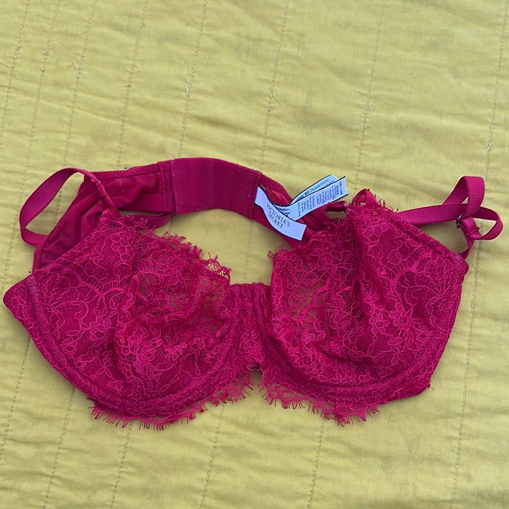 Victoria’s Secret Elegant Lace Underwire Bra - Red